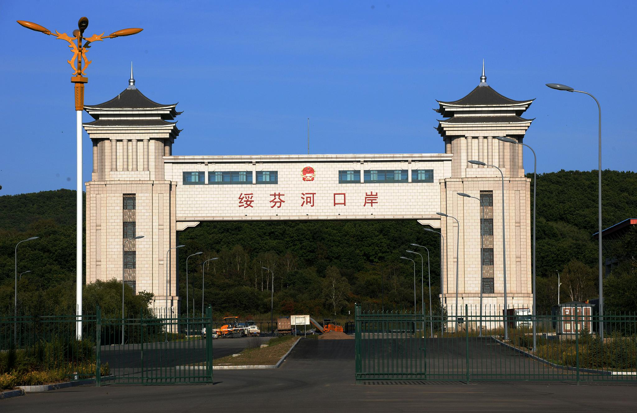 中俄边境的绥芬河口岸,图自视觉中国