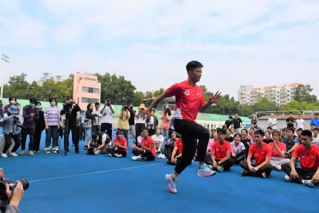 苏炳添给学生们上分享体验课。图/暨南大学官方微信公众号