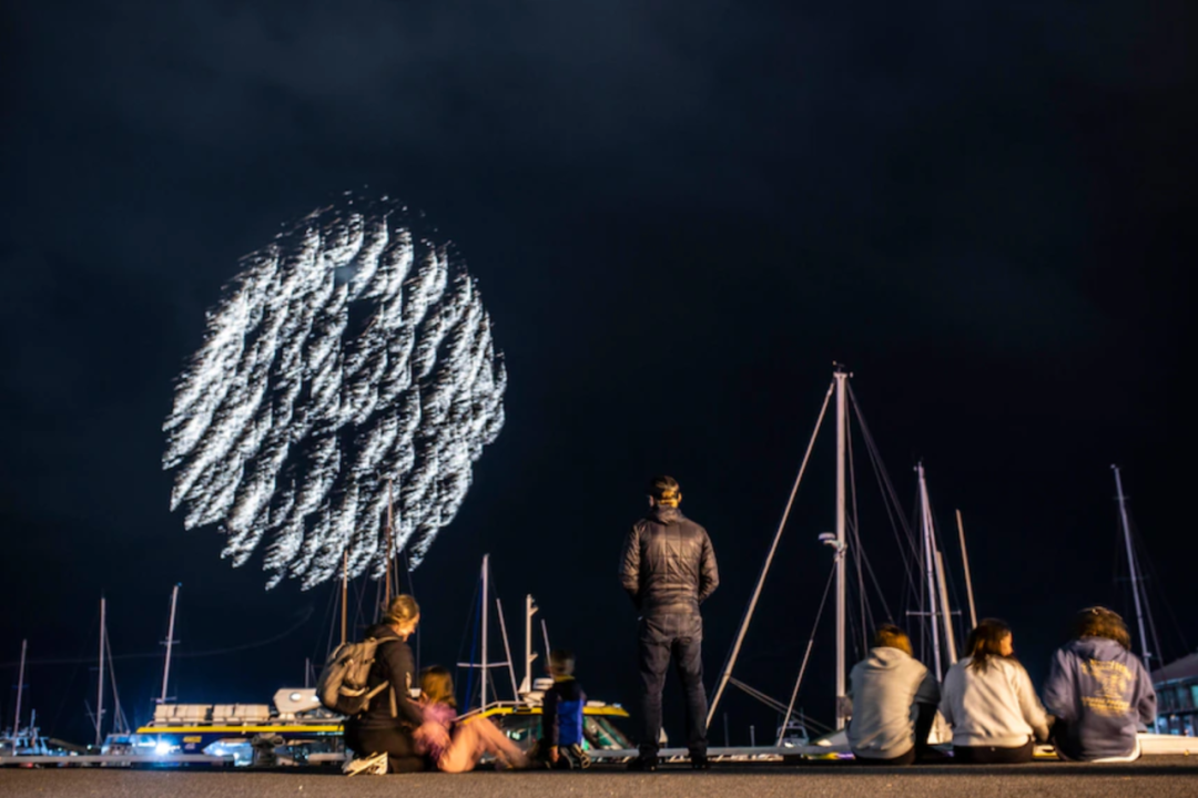用亲人的骨灰放烟花是现在最时髦的殡葬方式
