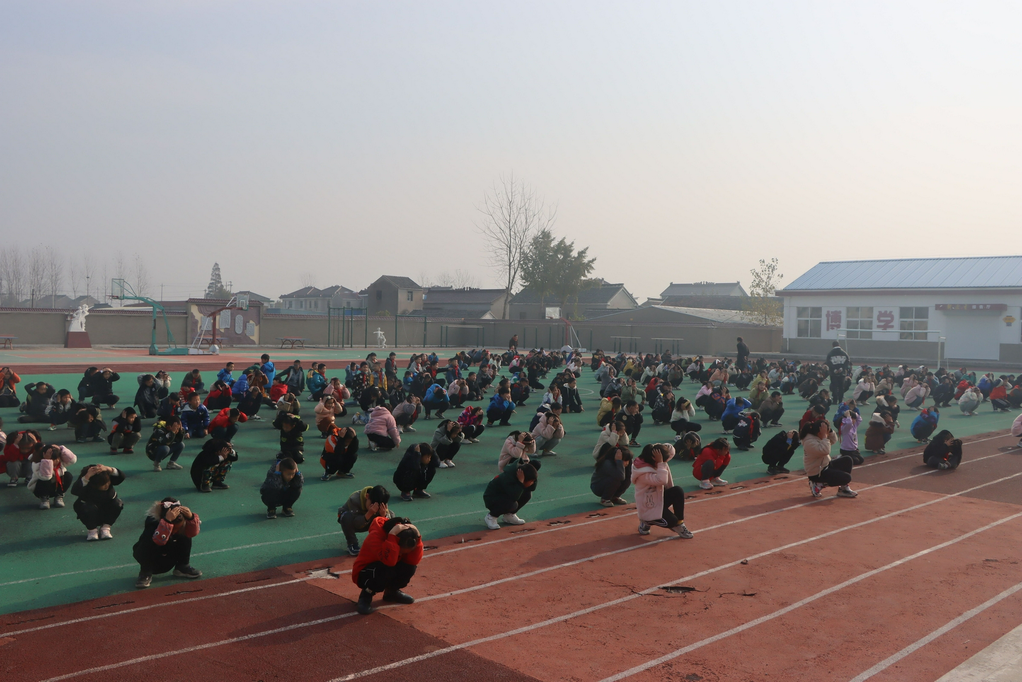 江苏一小学刚进行过应急演练，地震时紧急疏散300余名学生休闲区蓝鸢梦想 - Www.slyday.coM