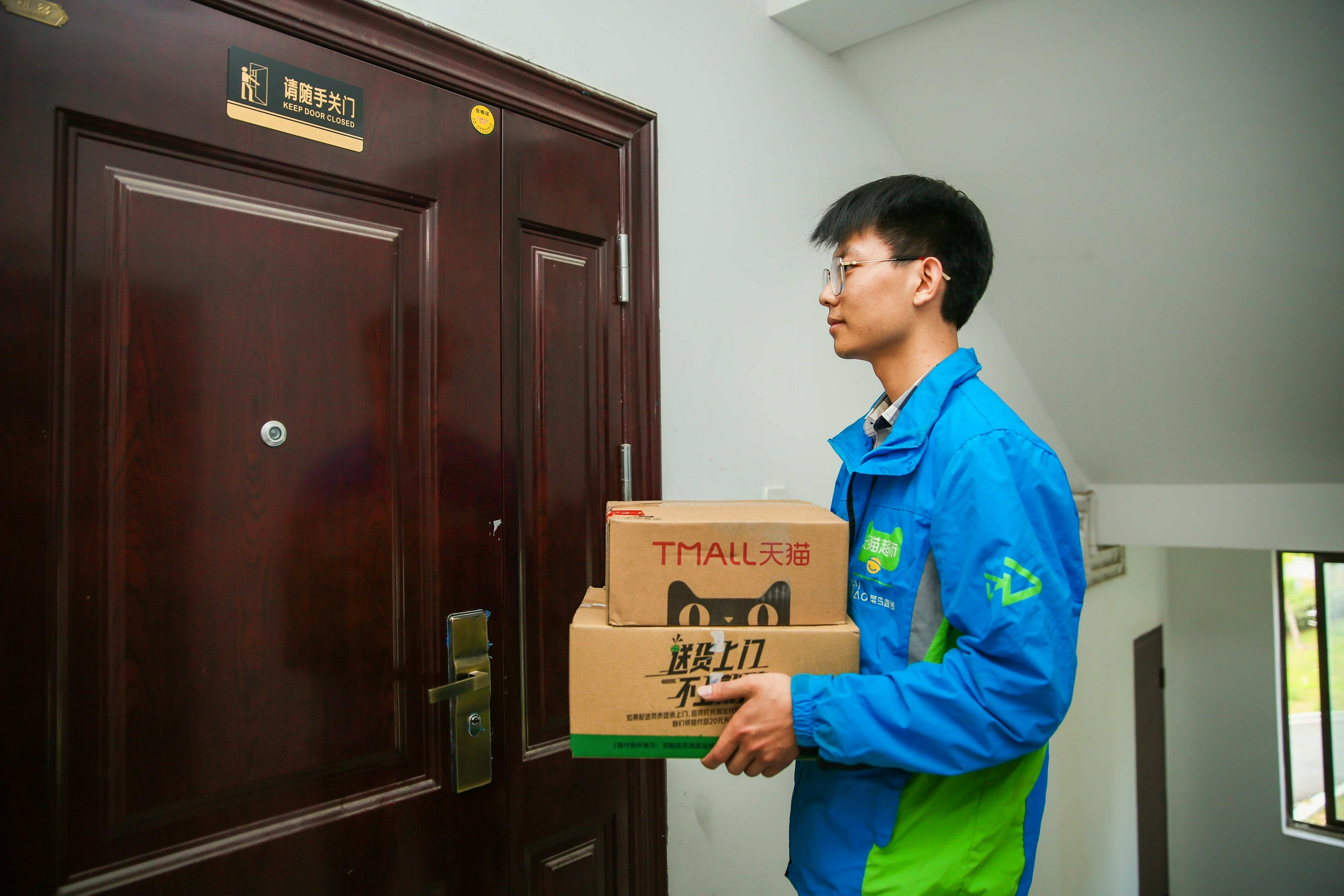 快递员正在进行上门配送.来源:菜鸟裹裹
