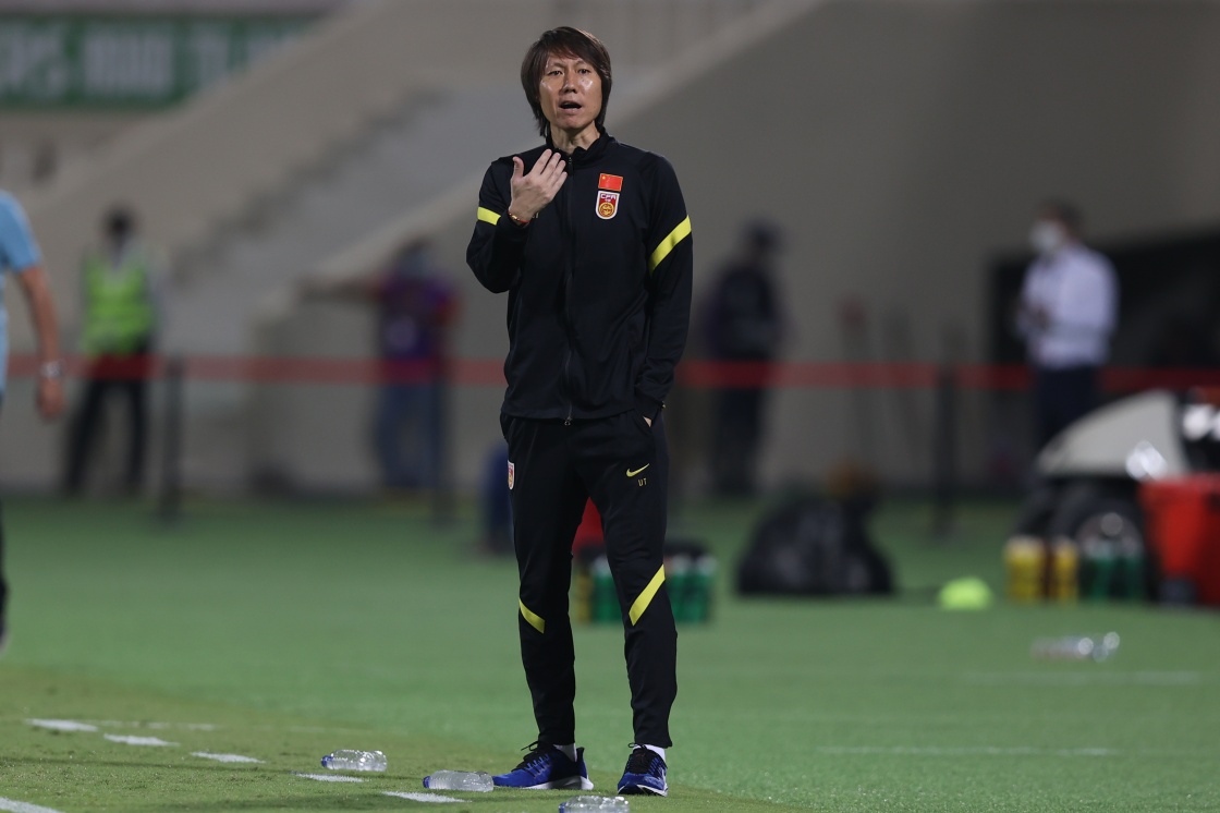 11月16日，中国队主教练李铁在场边指挥。新华社 发