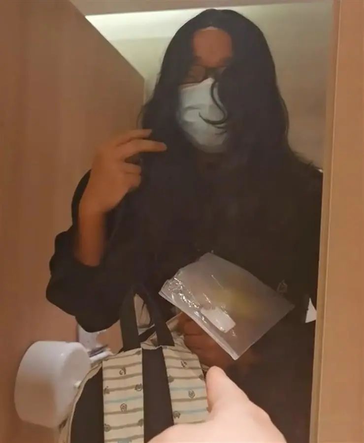 一男子这样潜入女厕偷拍隐私照片，被网络大V当场抓住​！手机里有大量女性隐私照休闲区蓝鸢梦想 - Www.slyday.coM