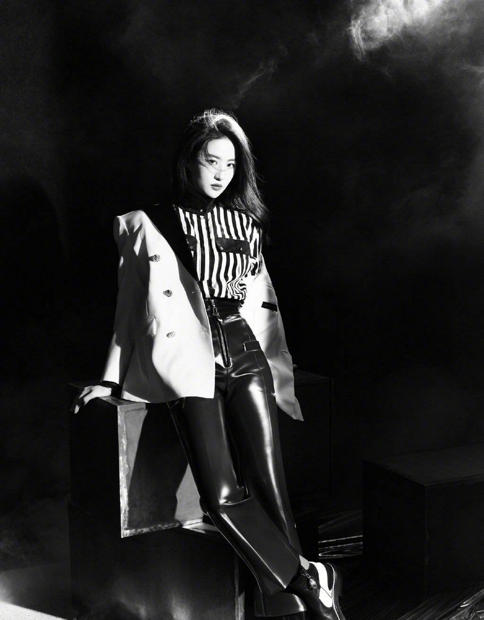 刘亦菲最新魅影西装大片 黑色皮裤造型酷飒魅惑|刘亦菲_新浪新闻