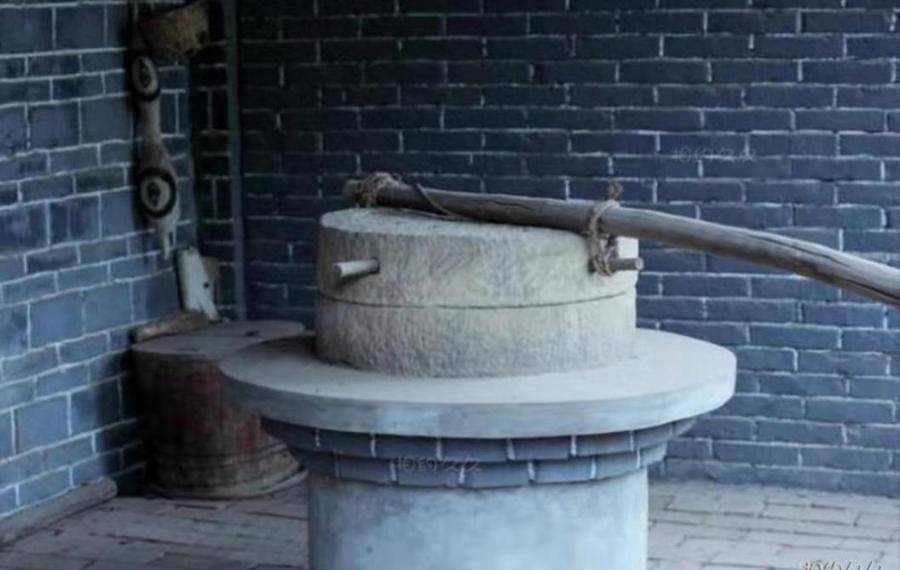 相传,石磨是由鲁班发明的,《世本》等文献中记载"公揄作石岂",由此