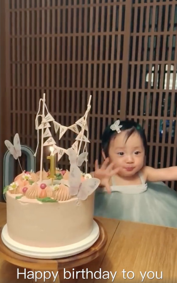 余文乐首次公开二胎女儿正脸小妮子单眼皮穿公主裙似哥哥翻版