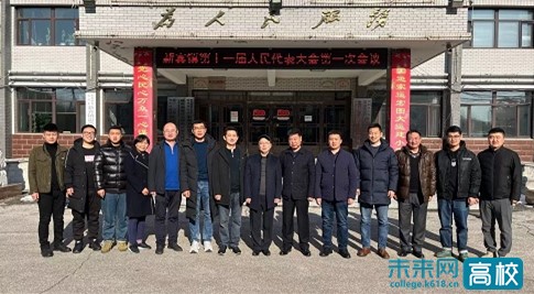 在新宾县新宾镇座谈会上,新宾镇党委书记赵东晓,镇长赵维海对杨学印副