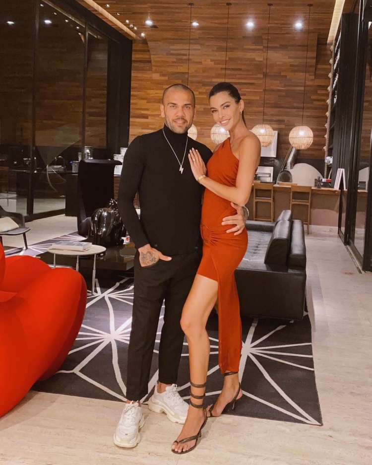 好看吗00,妻子身穿阿尔维斯8号球衣95_新浪新闻