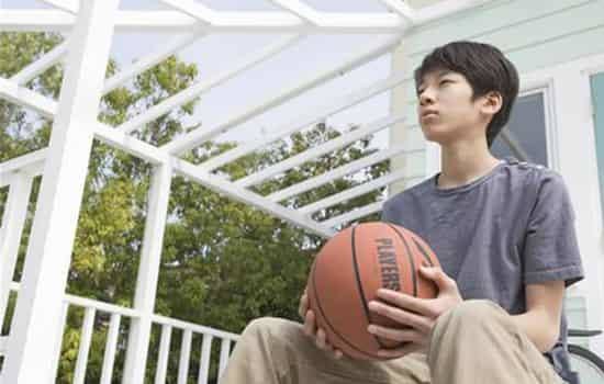 有时候毁掉青春期的男孩很容易只要言行上击败他一次就够了