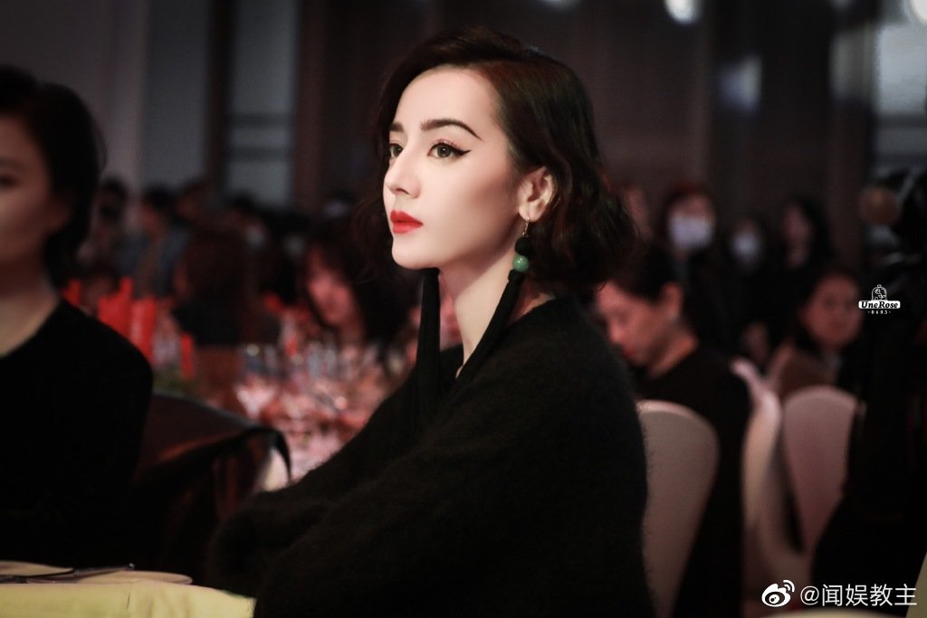 迪丽热巴红色国风刺绣旗袍内场图