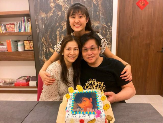 郑智化妻子近照穿开衫配印花裙为歌手老公庆生53岁了依然貌美