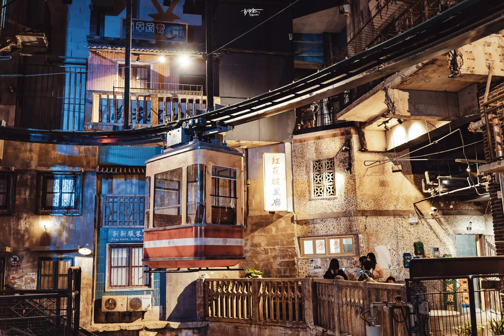 这条300米的街道还原了80年代老长沙的街景复古又赛博朋克