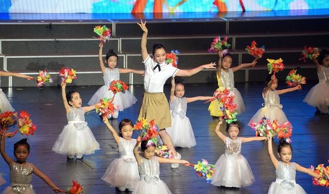 大连一女幼师因涉疫不当言论被行拘。女幼师此举是因为压力大?休闲区蓝鸢梦想 - Www.slyday.coM