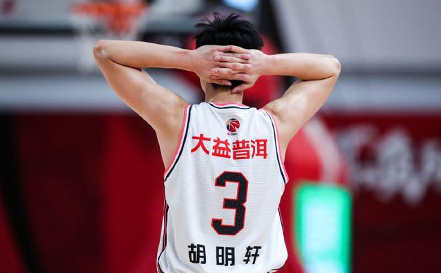 胡明轩无缘男篮真因曝光治疗药物遭严查杜锋做出正确的决定