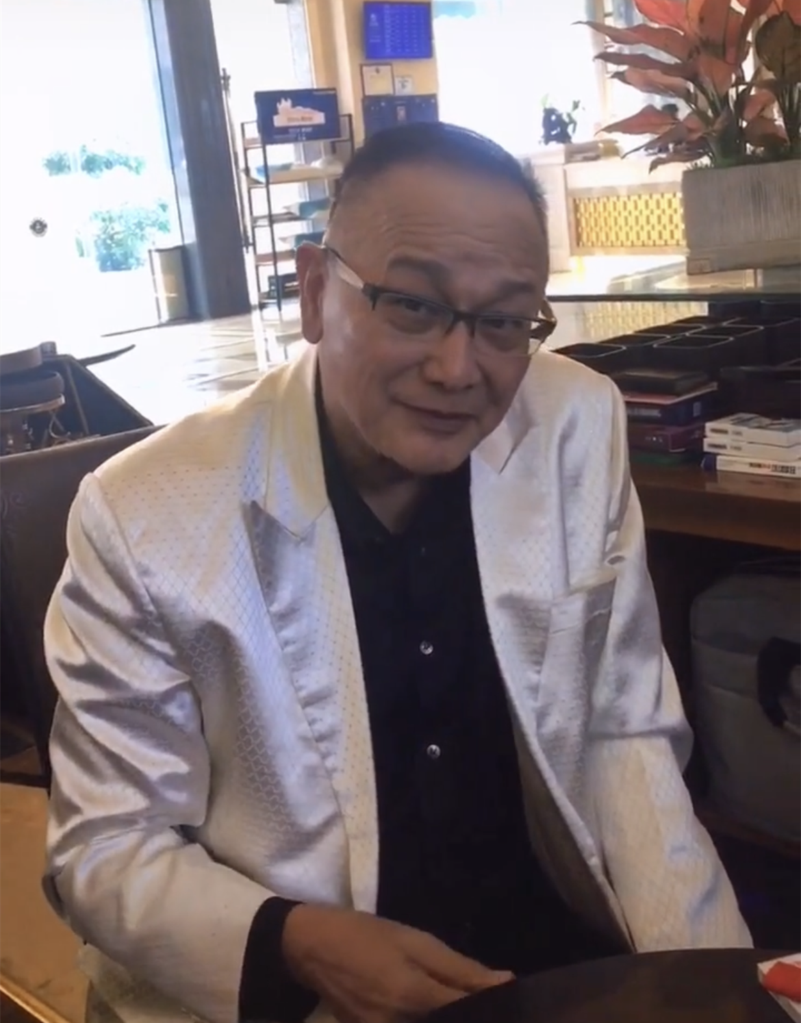 张智霖舅舅曹查理现身东莞头发稀少眼神犀利面对镜头略显羞涩