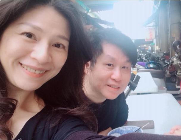 郑智化妻子近照穿开衫配印花裙为歌手老公庆生53岁了依然貌美