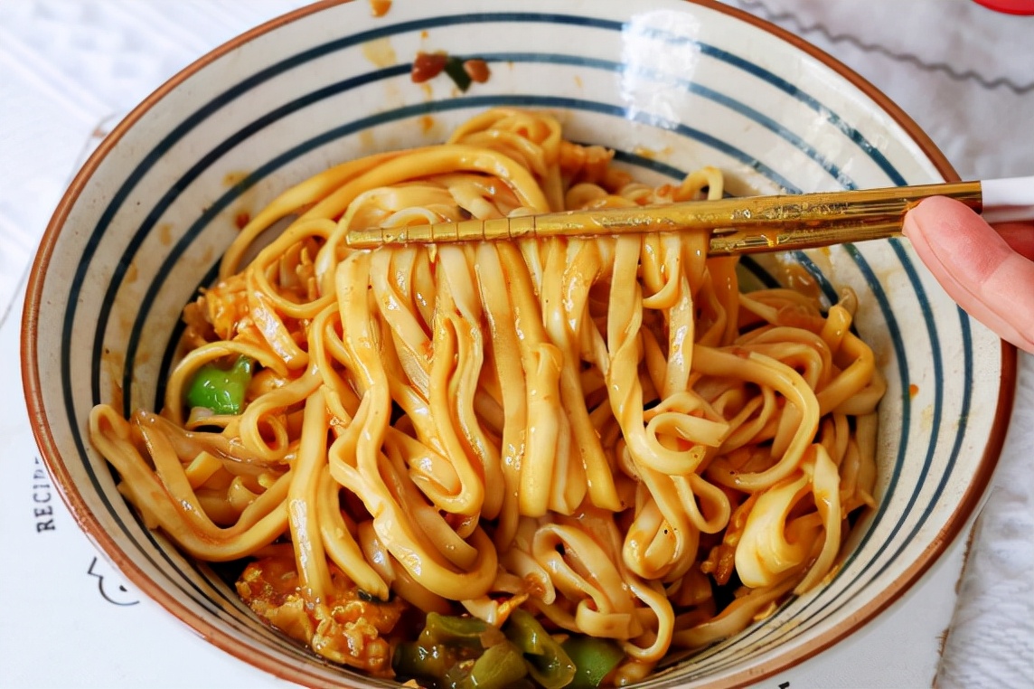 经典的鸡蛋酱拌面香辣好吃家人也喜欢