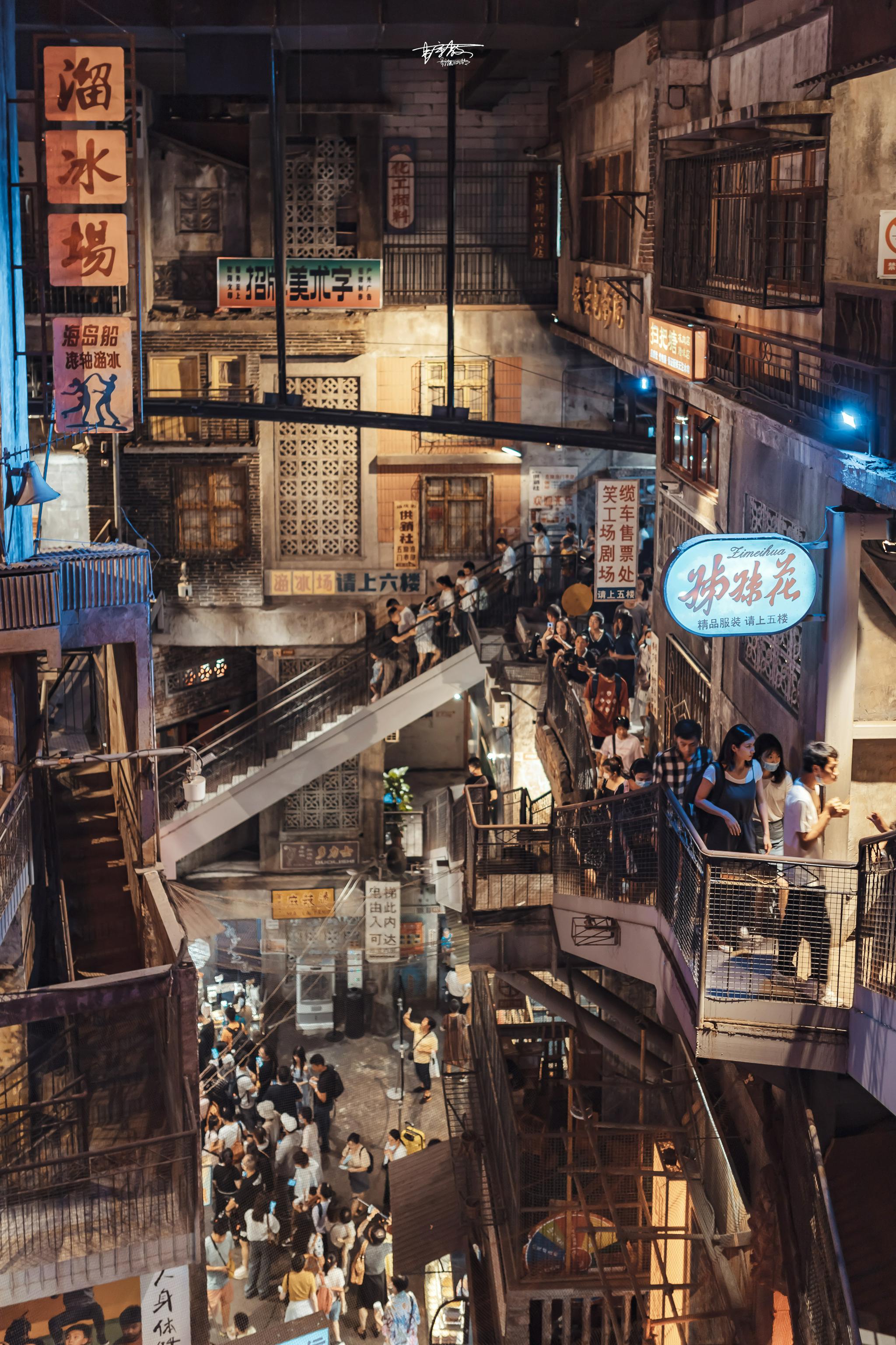 这条300米的街道还原了80年代老长沙的街景复古又赛博朋克