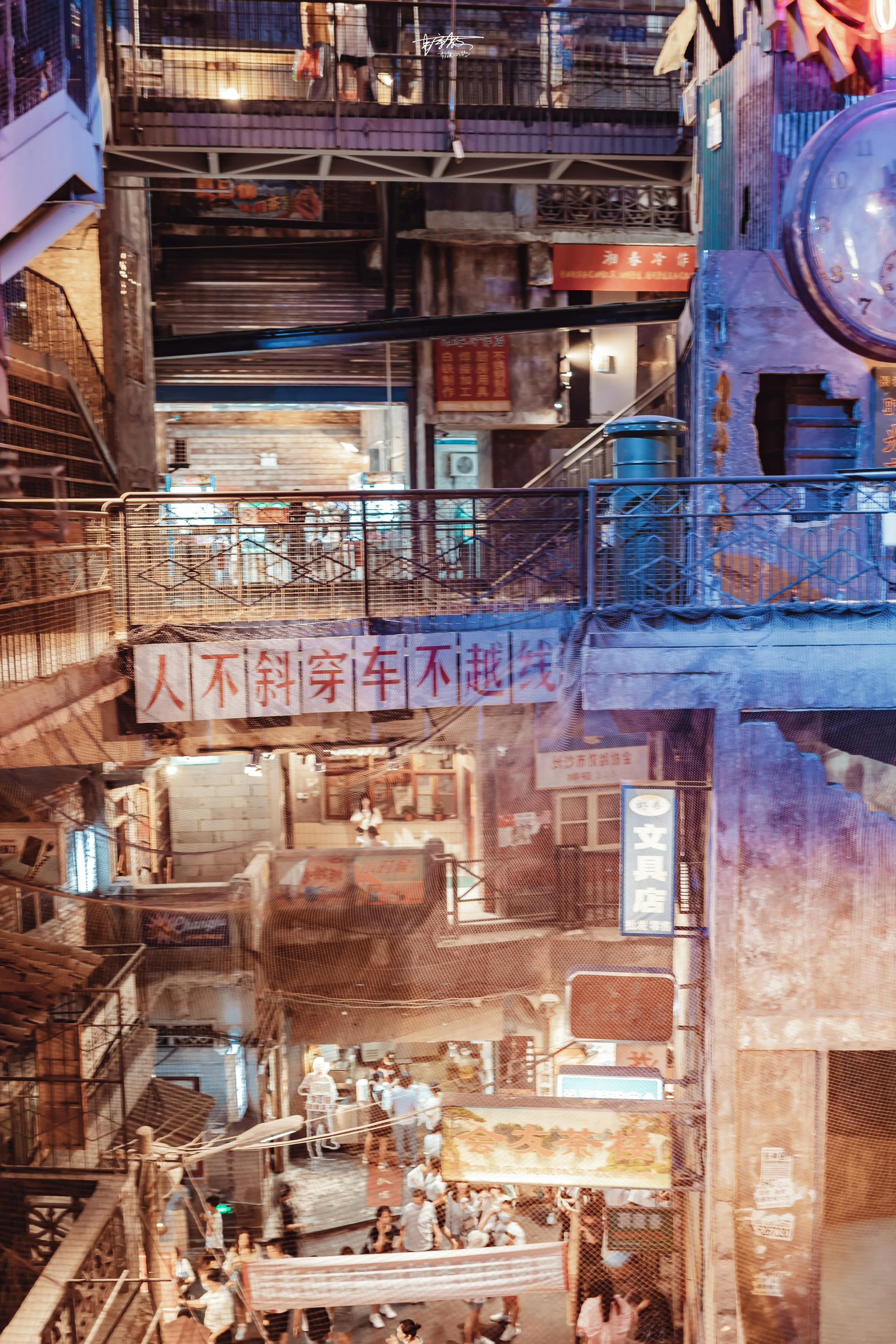 这条300米的街道还原了80年代老长沙的街景复古又赛博朋克