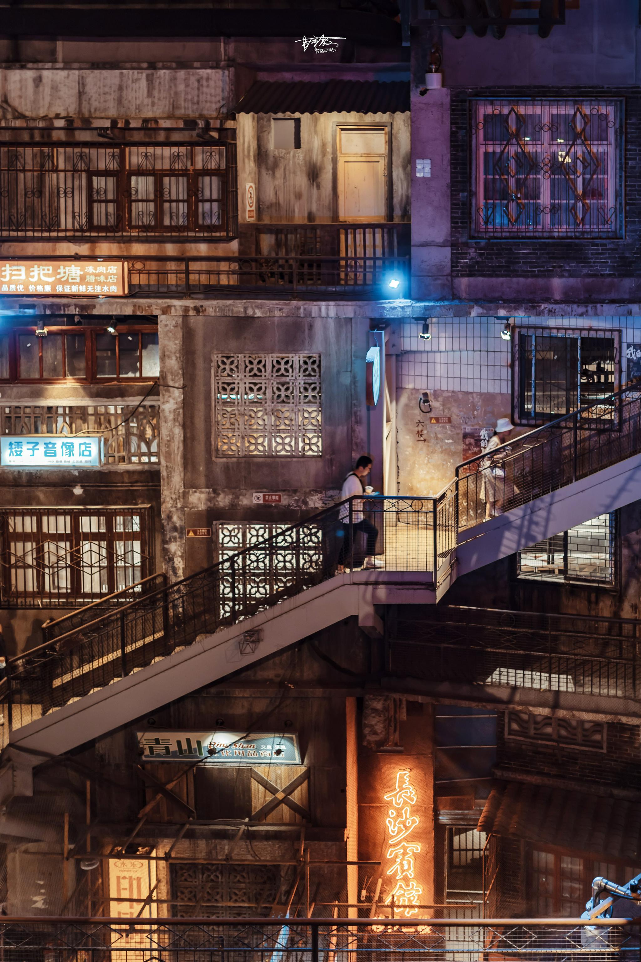 这条300米的街道还原了80年代老长沙的街景复古又赛博朋克