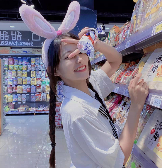 表妹李kk被带坏了黑丝长靴浓妆很妖艳主播小雪吖依旧纯真