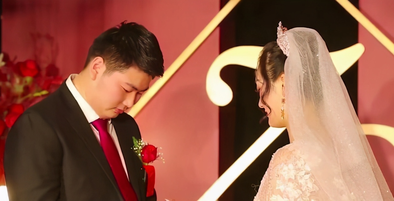 恰逢又迎来结婚一周年纪念日,怎料陈亚男在镜头前自曝"与小伟已暂时