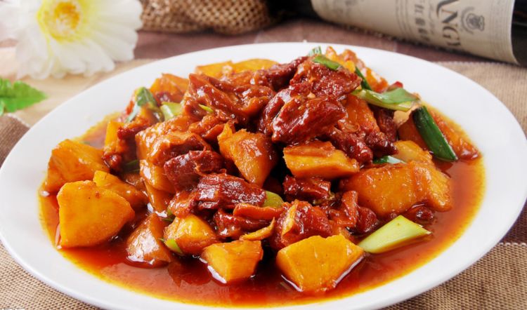 土豆烧牛肉家常做法色泽红润牛肉土豆都入味看着就饿了