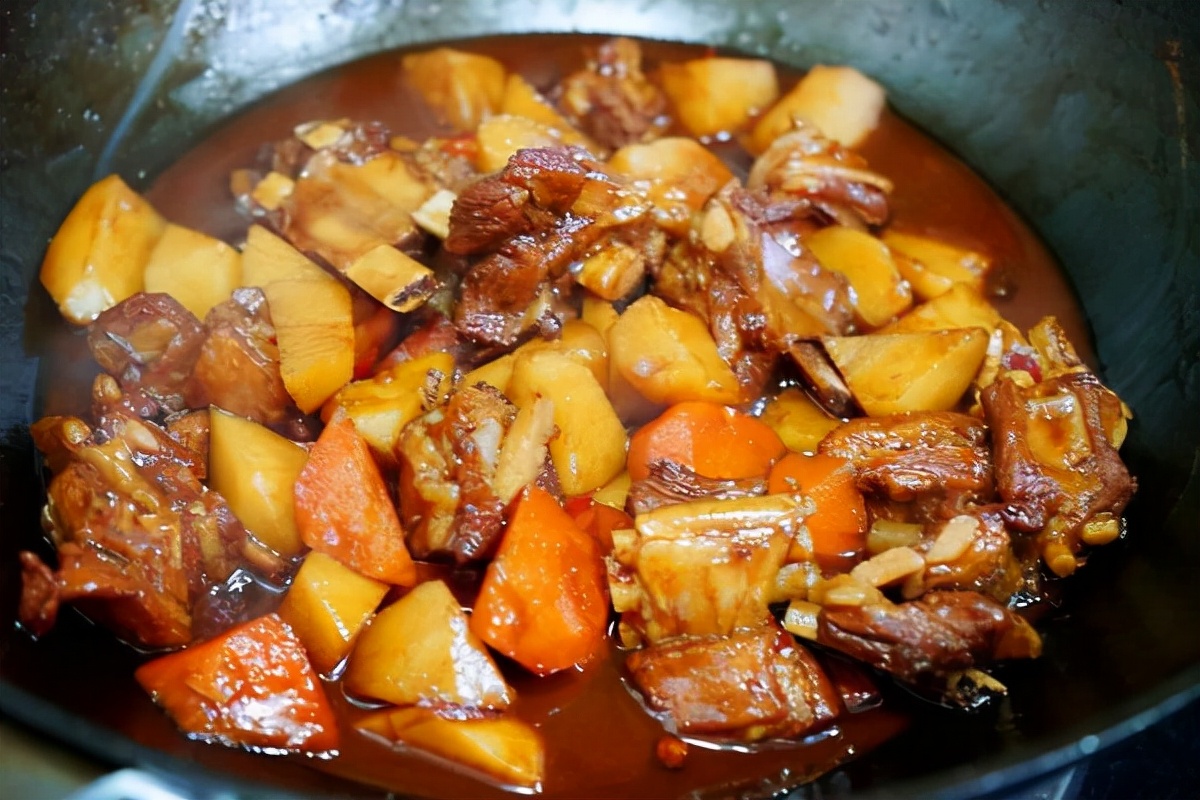 怎样把羊排炖得软烂不膻搭配土豆和胡萝卜一起做下饭