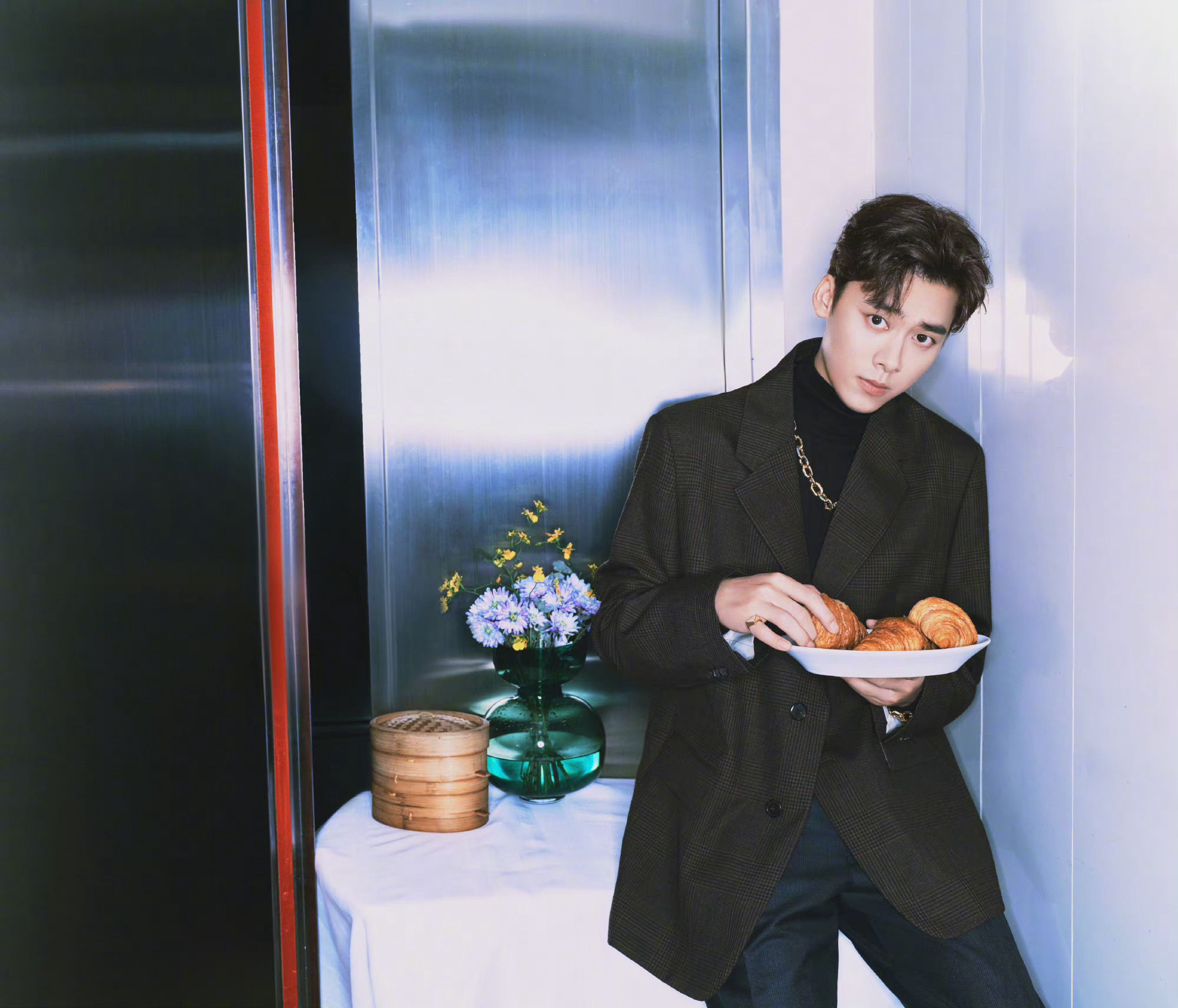 李易峰活动造型,高领内搭格纹西装优雅绅士,厨房大片胶片定格