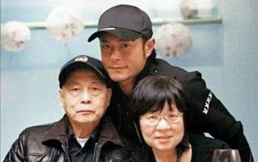 大儿子当明星做慈善,小儿子成富豪回馈社会,古天乐父亲教子有方