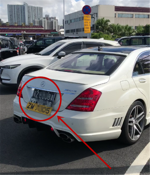 广东一辆迈巴赫S600火了,车上挂6块车牌,宾利也得为其让道__财经头条