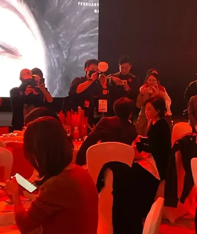 太灾难！ELLE红毯取消，明星熬了六个小时，脱妆塌发眼袋明显休闲区蓝鸢梦想 - Www.slyday.coM