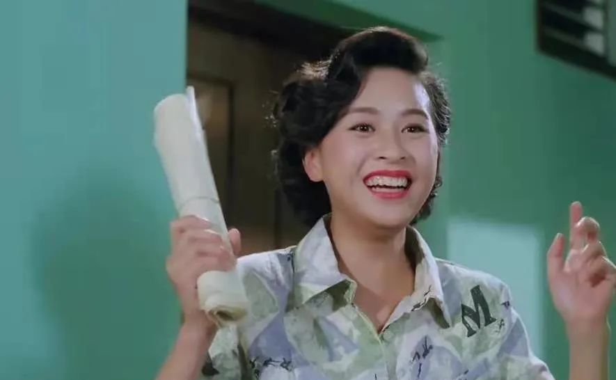 刘嘉玲年轻时有多时髦30年前凭一条丝巾穿搭惊艳了整个时尚圈