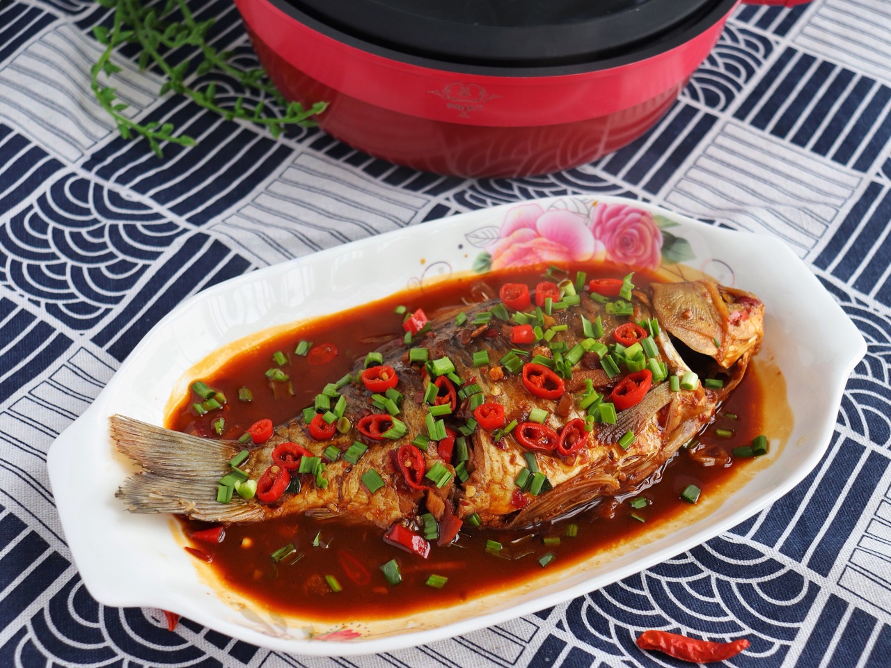 红烧鲫鱼的家庭做法鱼肉鲜嫩汤汁浓郁比饭店做的还好吃