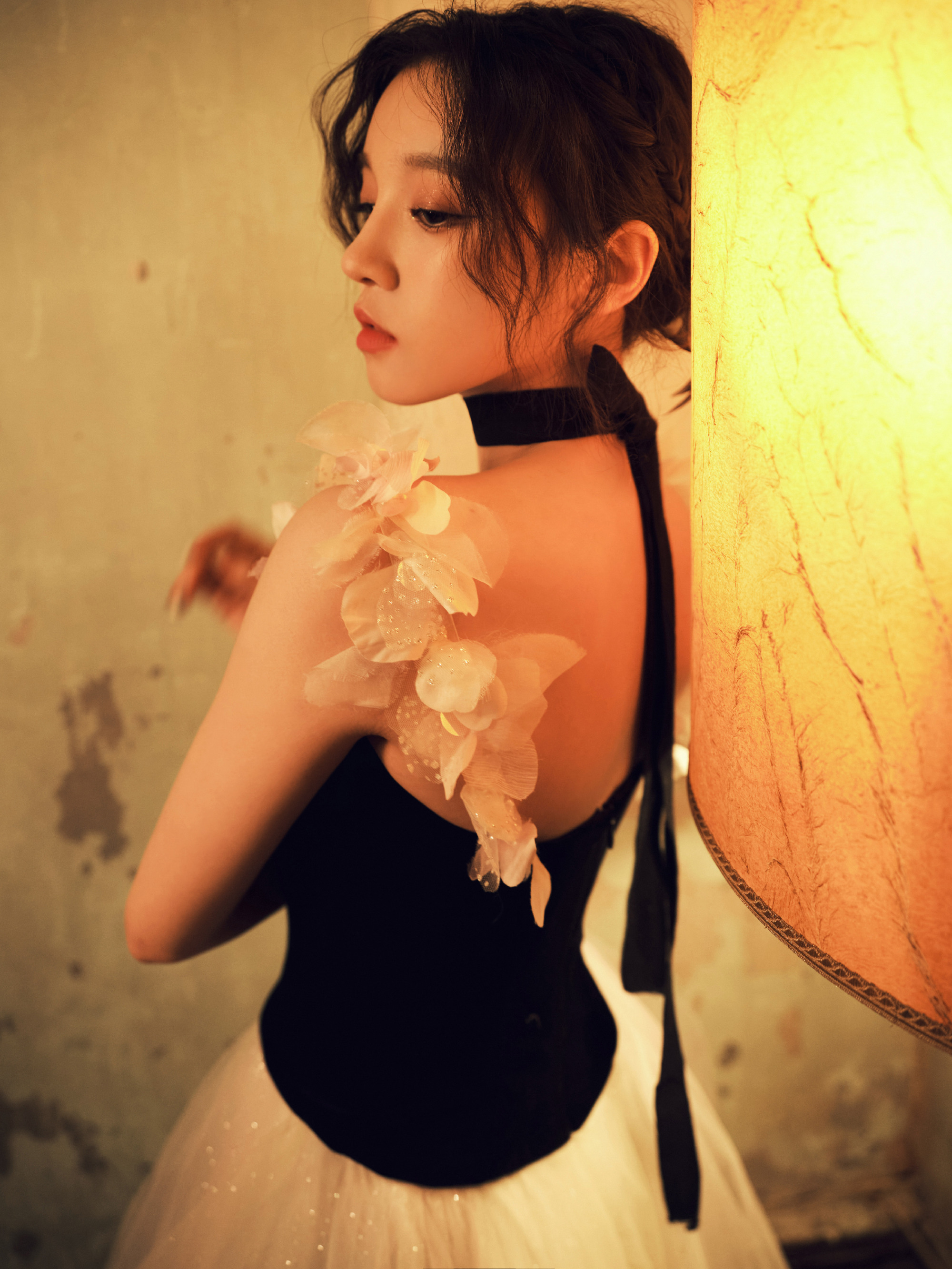 宋雨琦新造型黑白纱裙和精致的妆容