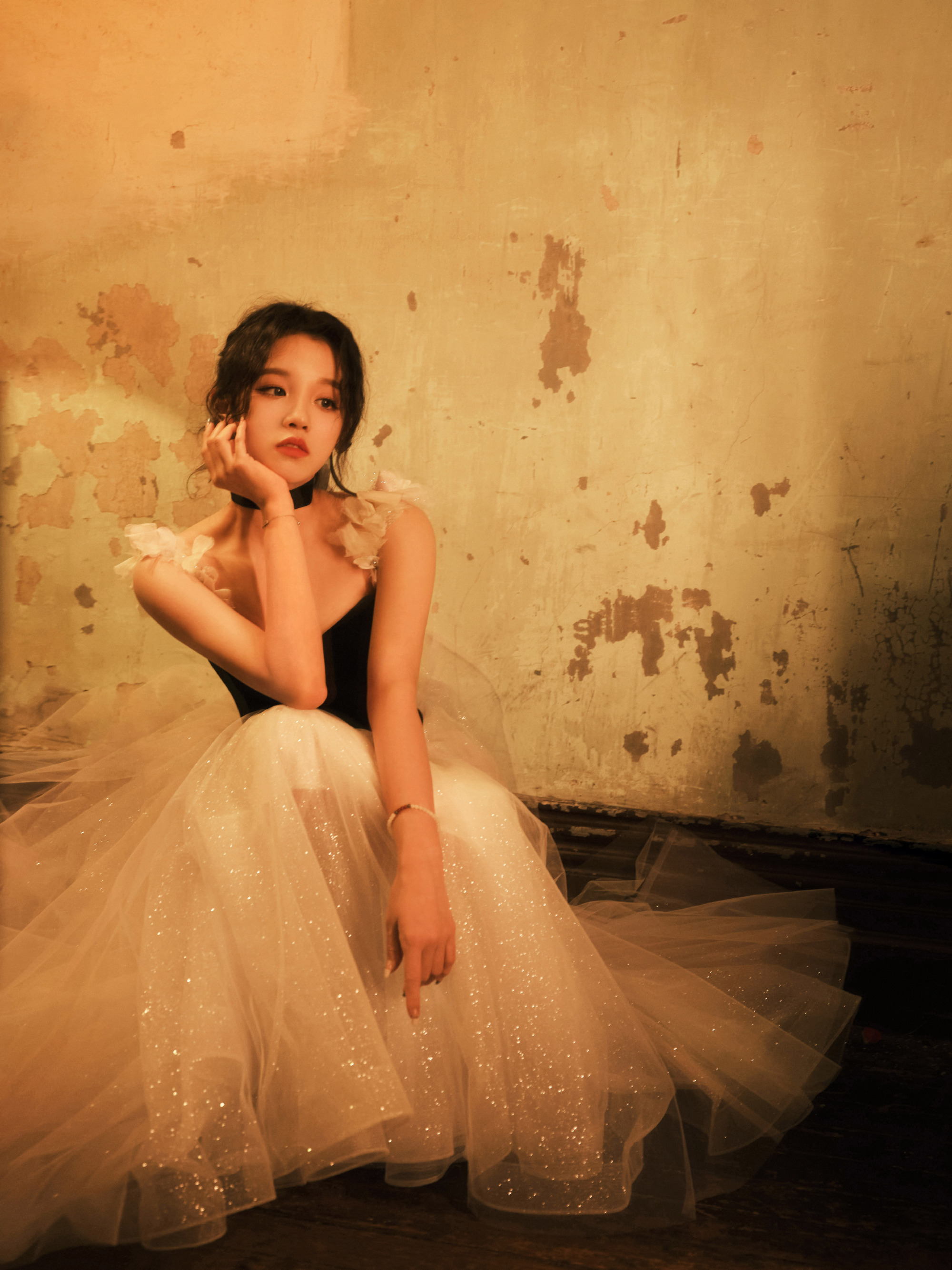 宋雨琦新造型黑白纱裙和精致的妆容