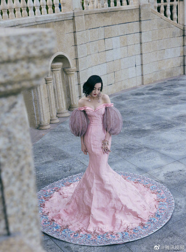 太灾难！ELLE红毯取消，明星熬了六个小时，脱妆塌发眼袋明显休闲区蓝鸢梦想 - Www.slyday.coM