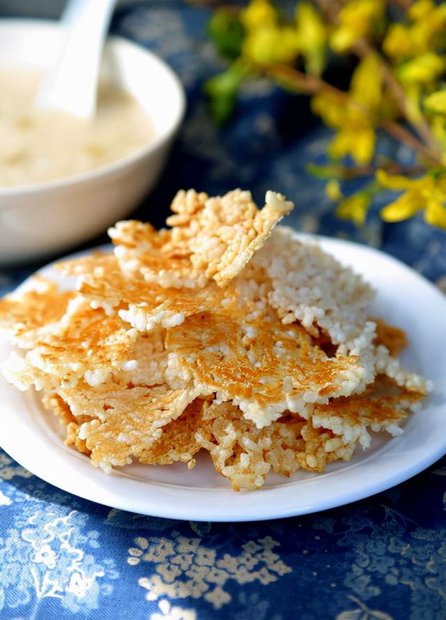 这就是饭焦或者叫米饭锅巴