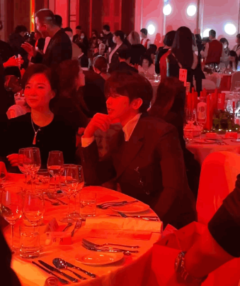 太灾难！ELLE红毯取消，明星熬了六个小时，脱妆塌发眼袋明显休闲区蓝鸢梦想 - Www.slyday.coM