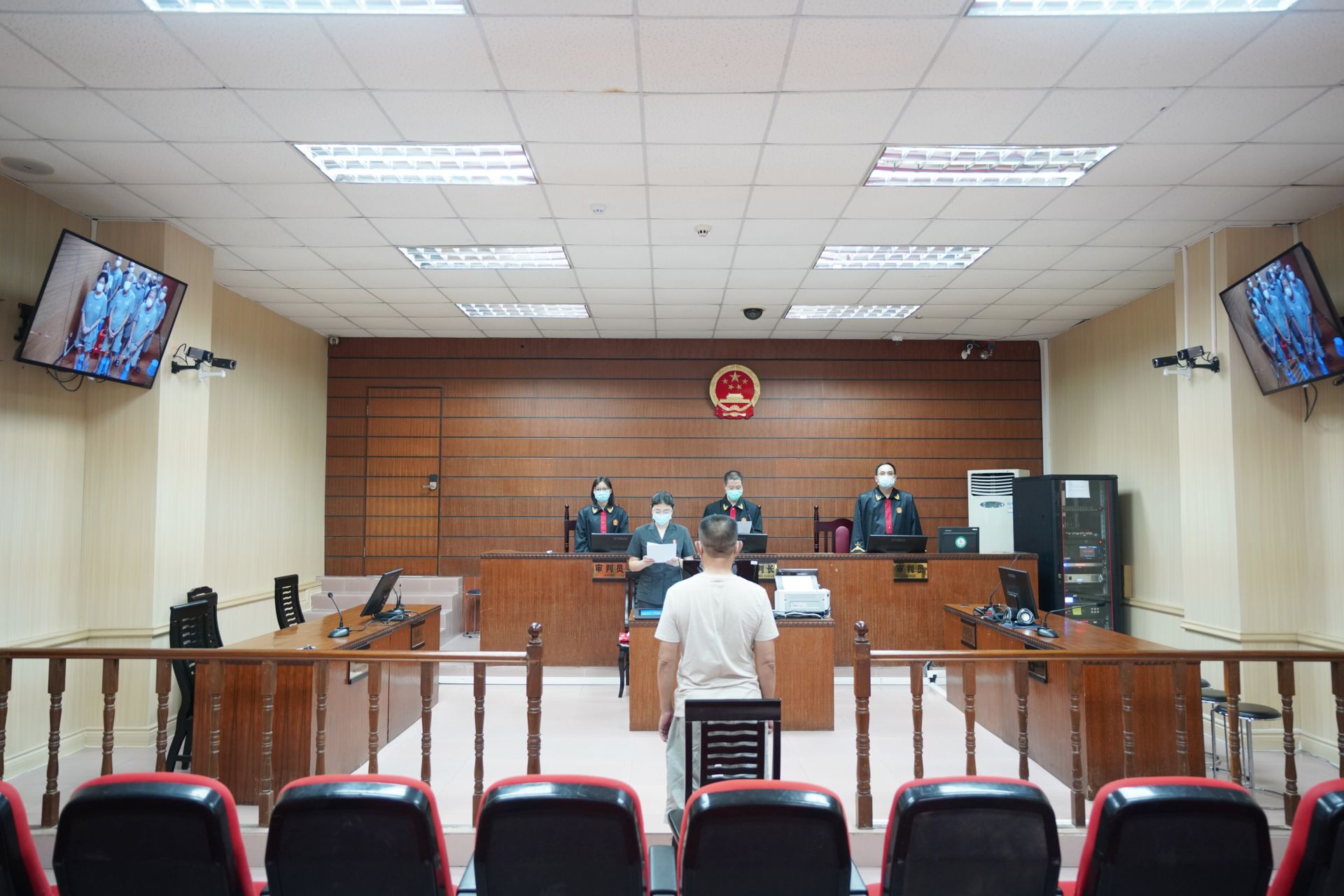 李美丽为首的黑物业团伙宣判现场审理该案,东莞法院将细致的工作做在