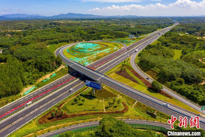 阳茂高速公路改扩建项目近半路面已具备通行条件 沈高 摄