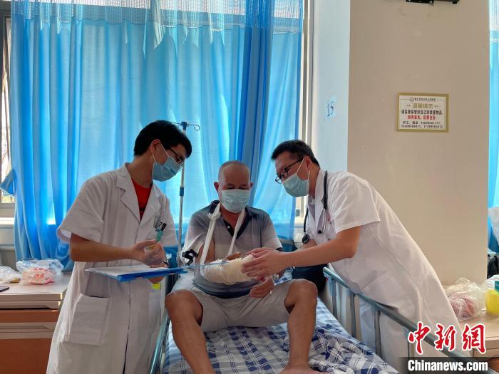 图为东莞市援万医生在万山区医院给患者看病。杨晓敏 摄