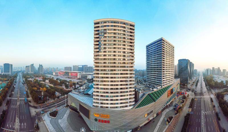 颖秀华府周围高新万达,丁豪广场,银座广场,美莲广场四大商圈环绕,形成