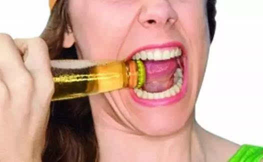 用牙齿开酒瓶?这些危险行为不要再做了