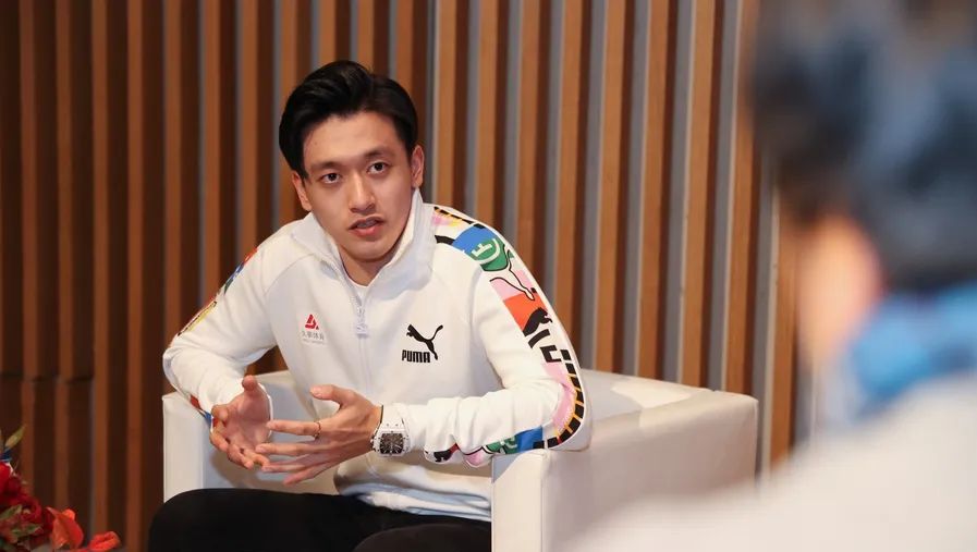 帅也就算了还这么有才11岁留学英国22岁上海小哥成首位f1中国车手