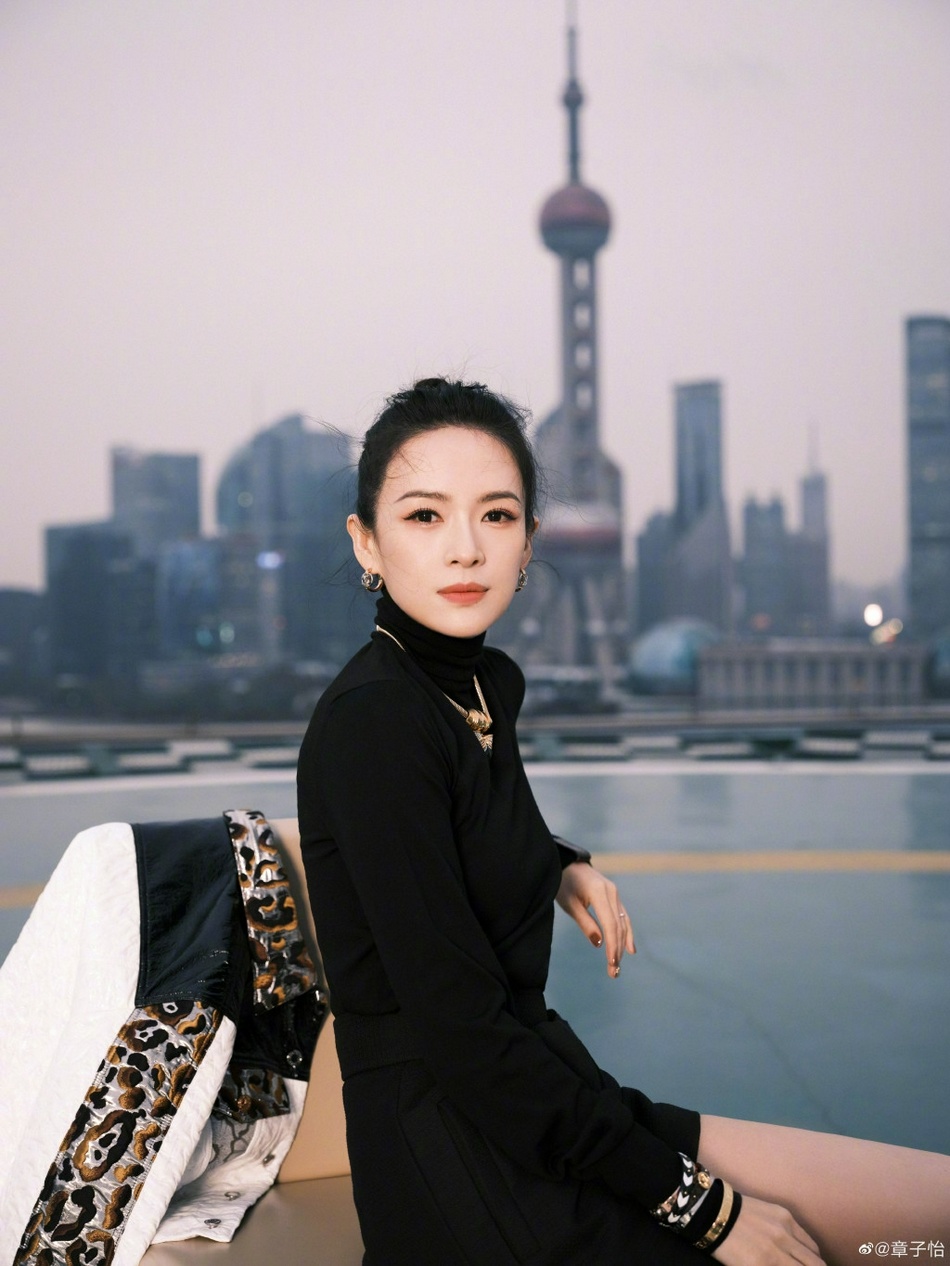 章子怡穿黑色短裙搭豹纹外套 扎丸子头状态满分|章子怡|外套|丸子头