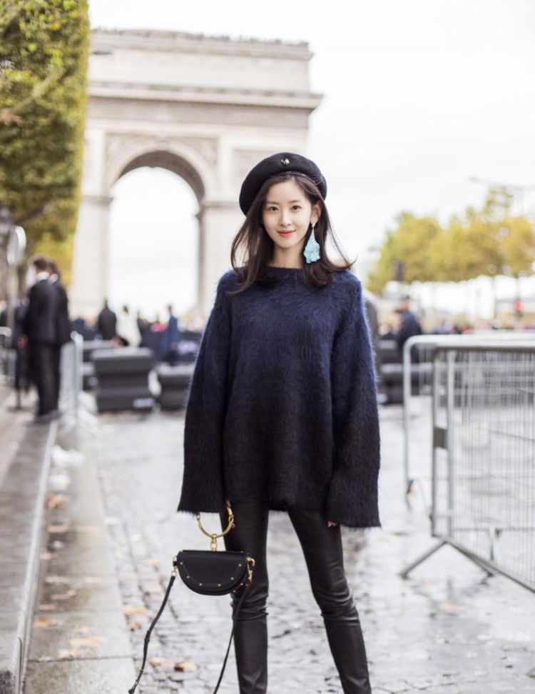 章泽天气质越来越高级穿蓝色毛衣配皮裤高级洋气太好看了