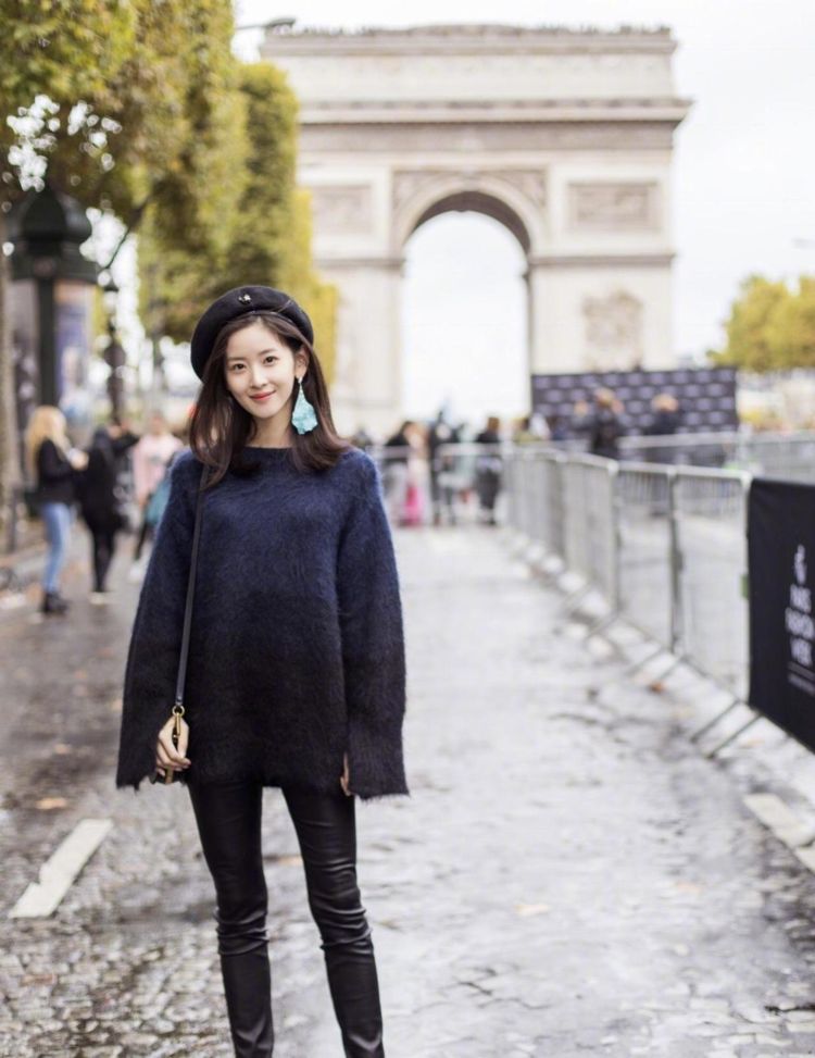 章泽天气质越来越高级穿蓝色毛衣配皮裤高级洋气太好看了