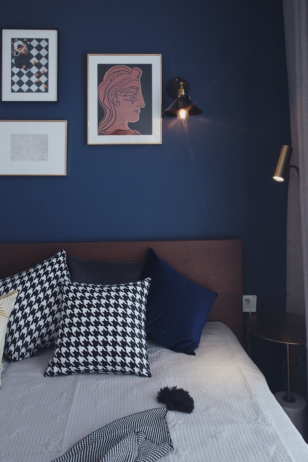 设计重点:打造雅致浪漫休息区卧室里依旧延续客厅的蓝色系,搭配浅灰色