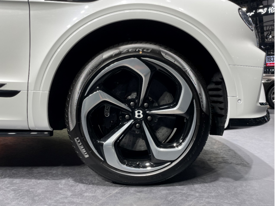 40t双涡轮增压v8发动机宾利添越s震撼亮相2021广州车展